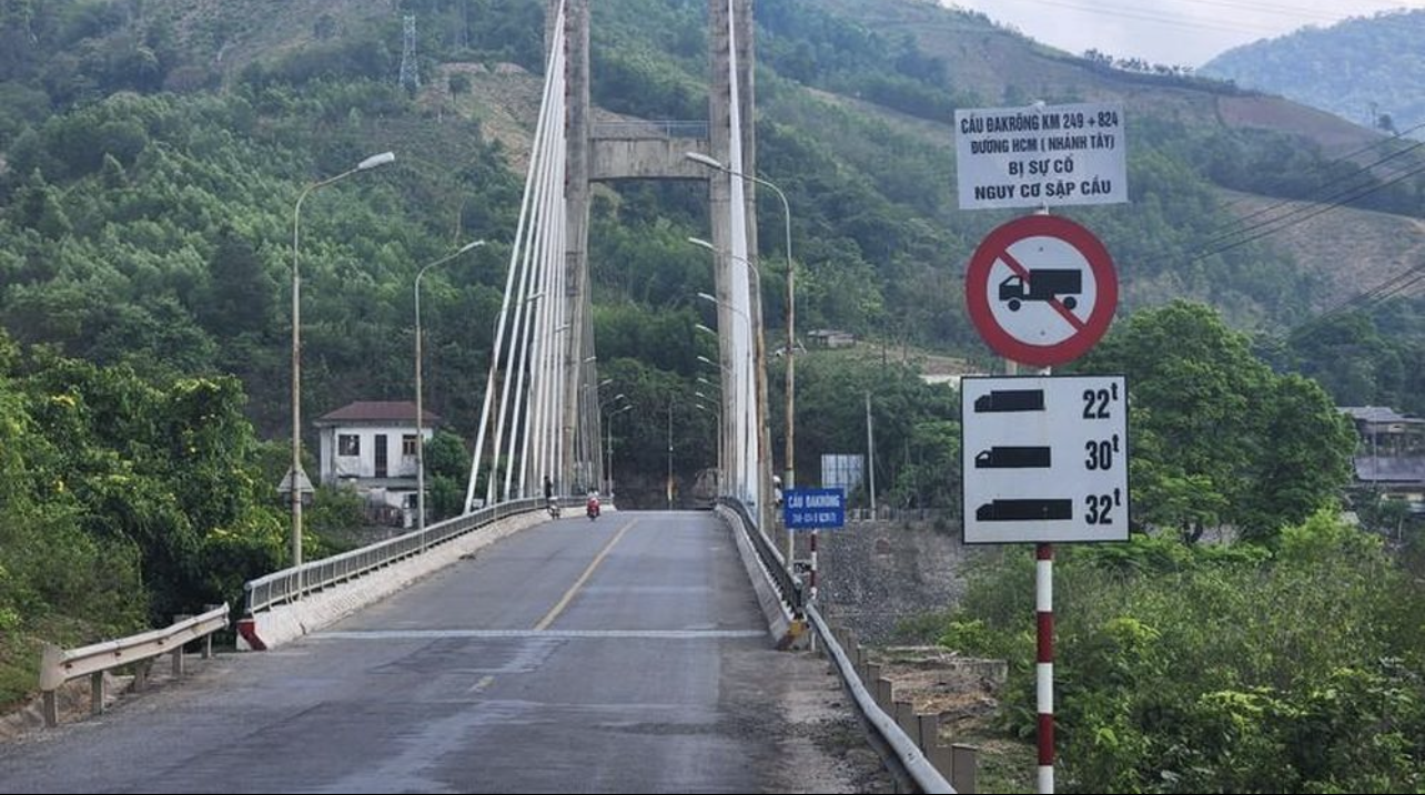 Cơ quan chức năng gắn bảng cảnh báo "Cầu Đakrông bị sự cố, nguy cơ sập cầu". Cơ quan chức năng gắn bảng cảnh báo "Cầu Đakrông bị sự cố, nguy cơ sập cầu".
