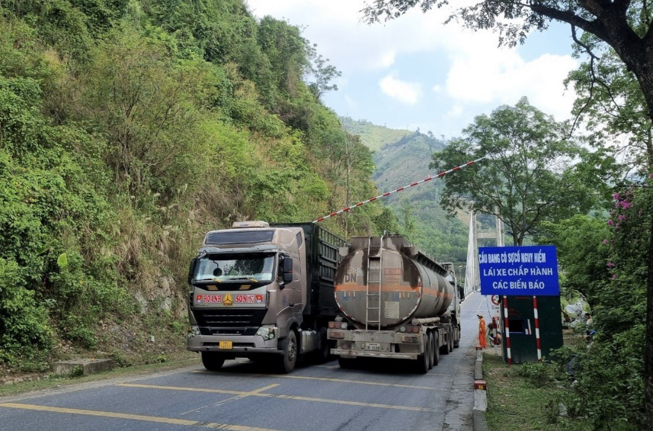 Cơ quan chức năng lập barie kiểm soát các xe tải trọng lớn qua lại trên cầu treo Đakrông. Cơ quan chức năng lập barie kiểm soát các xe tải trọng lớn qua lại trên cầu treo Đakrông.