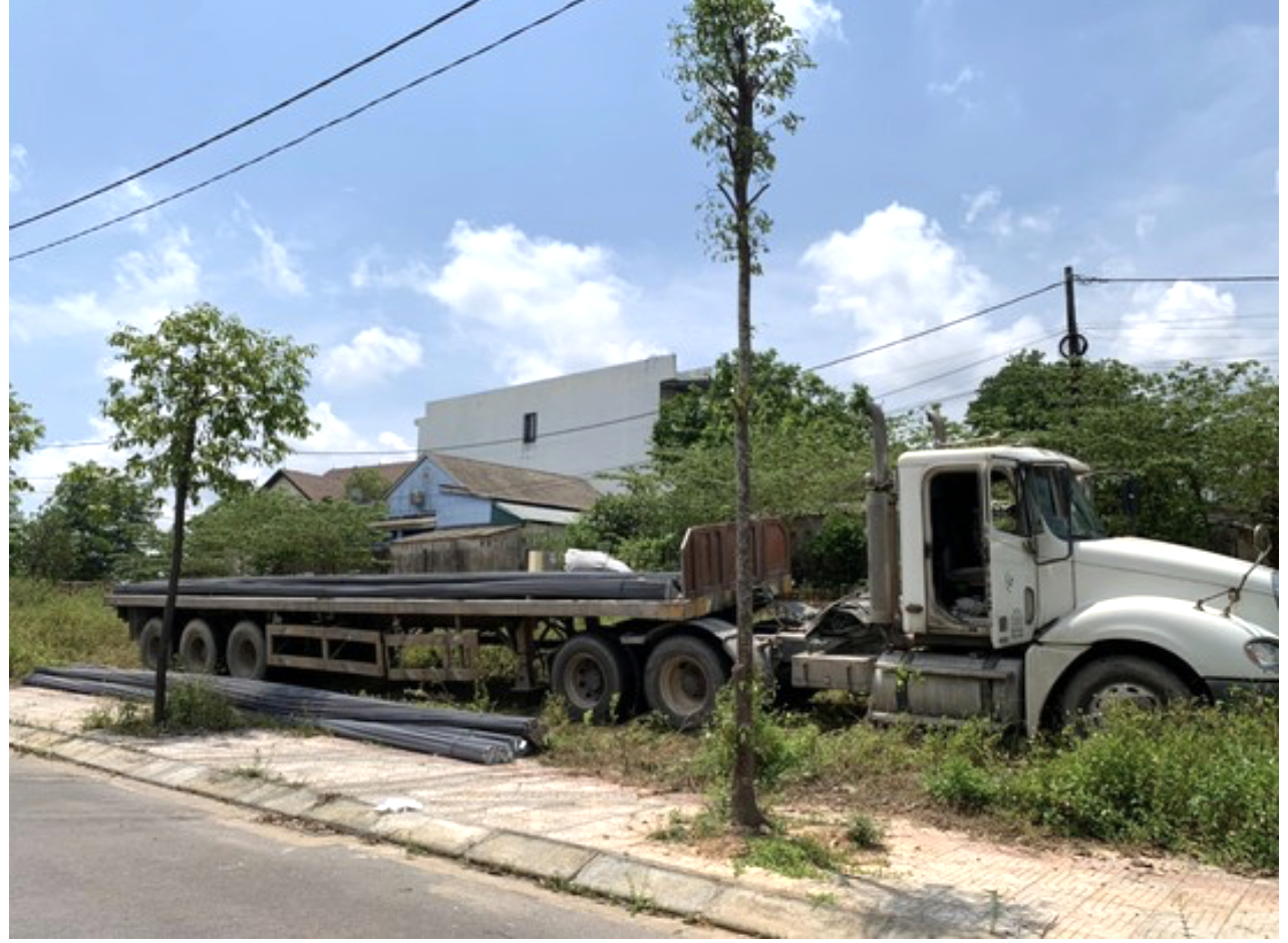 Một trong hai chiếc xe chở sắt thép đến giao cho ông C. Sau khi biết bị lừa đảo, xe đã chở hàng rời đi. Một trong hai chiếc xe chở sắt thép đến giao cho ông C. Sau khi biết bị lừa đảo, xe đã chở hàng rời đi.