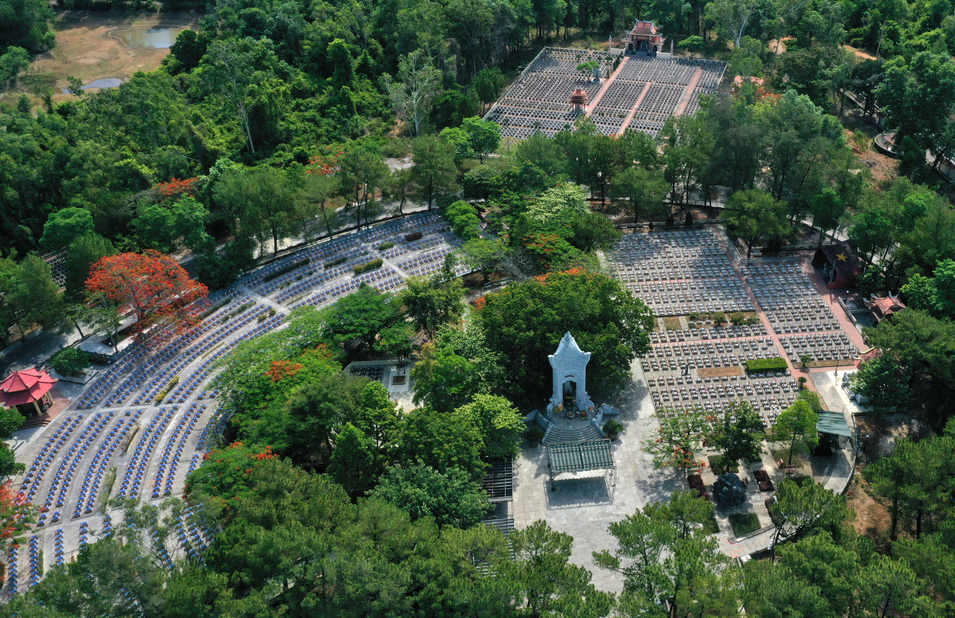 Nghĩa trang Liệt sĩ Quốc gia Trường Sơn-nơi diễn ra Chương trình nghệ thuật đặc biệt Kỷ niệm 65 năm Ngày mở đường Hồ Chí Minh-Ngày truyền thống Bộ đội Trường Sơn vào lúc 20 giờ ngày 19/5. Nghĩa trang Liệt sĩ Quốc gia Trường Sơn-nơi diễn ra Chương trình nghệ thuật đặc biệt Kỷ niệm 65 năm Ngày mở đường Hồ Chí Minh-Ngày truyền thống Bộ đội Trường Sơn vào lúc 20 giờ ngày 19/5.