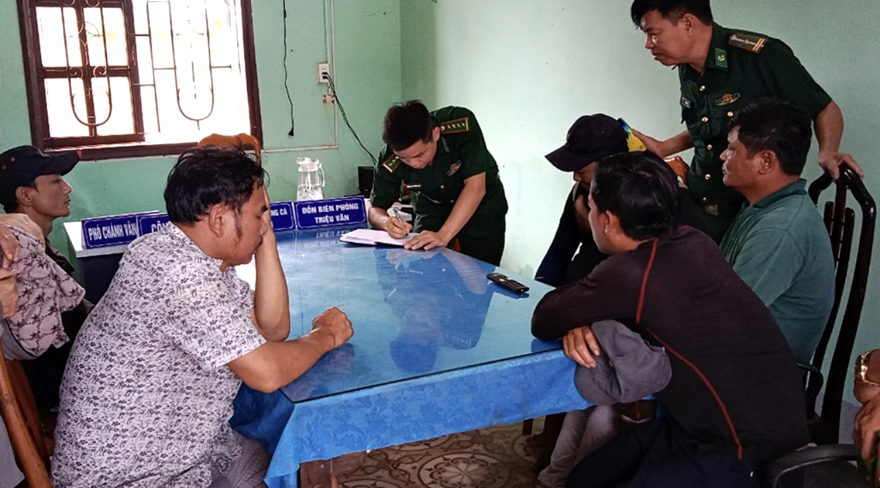 Các thuyền viên gặp nạn được đưa vào bờ an toàn. Ảnh: Cảng cá Cửa Việt