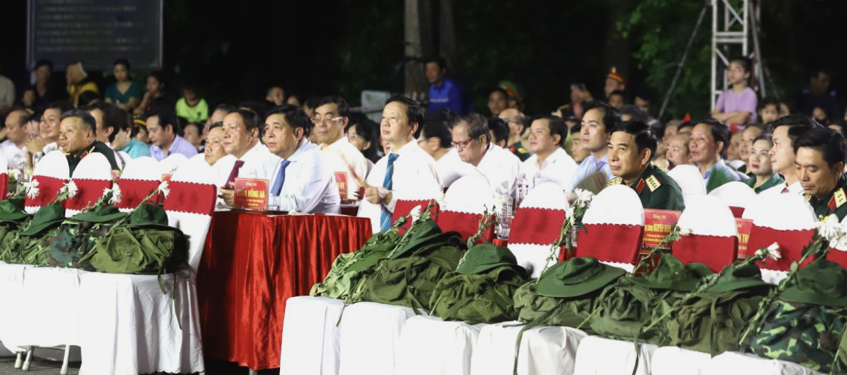 Các đại biểu dự chương trình nghệ thuật "Trường Sơn - Chân trần chí thép".