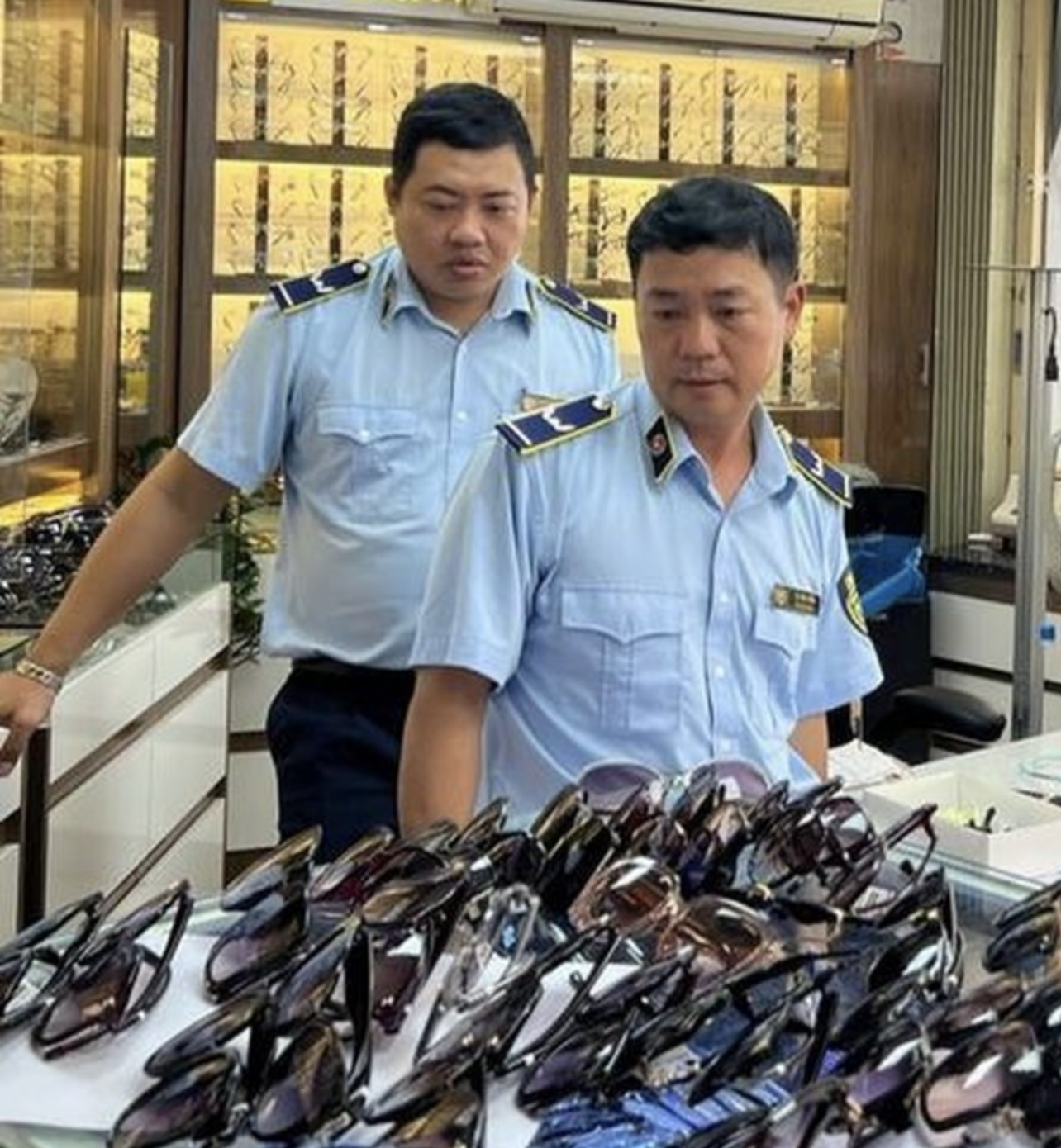 Tạm giữ hàng trăm kính mắt nghi giả nhãn hiệu bán online. Ảnh: QLTT Tạm giữ hàng trăm kính mắt nghi giả nhãn hiệu bán online. Ảnh: QLTT