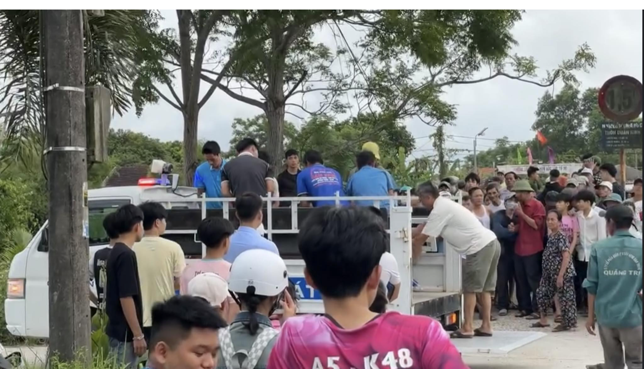 Thi thể của nạn nhân Nguyễn Trí H. được tìm thấy, đưa về gia đình lo sự. Thi thể của nạn nhân Nguyễn Trí H. được tìm thấy, đưa về gia đình lo sự.