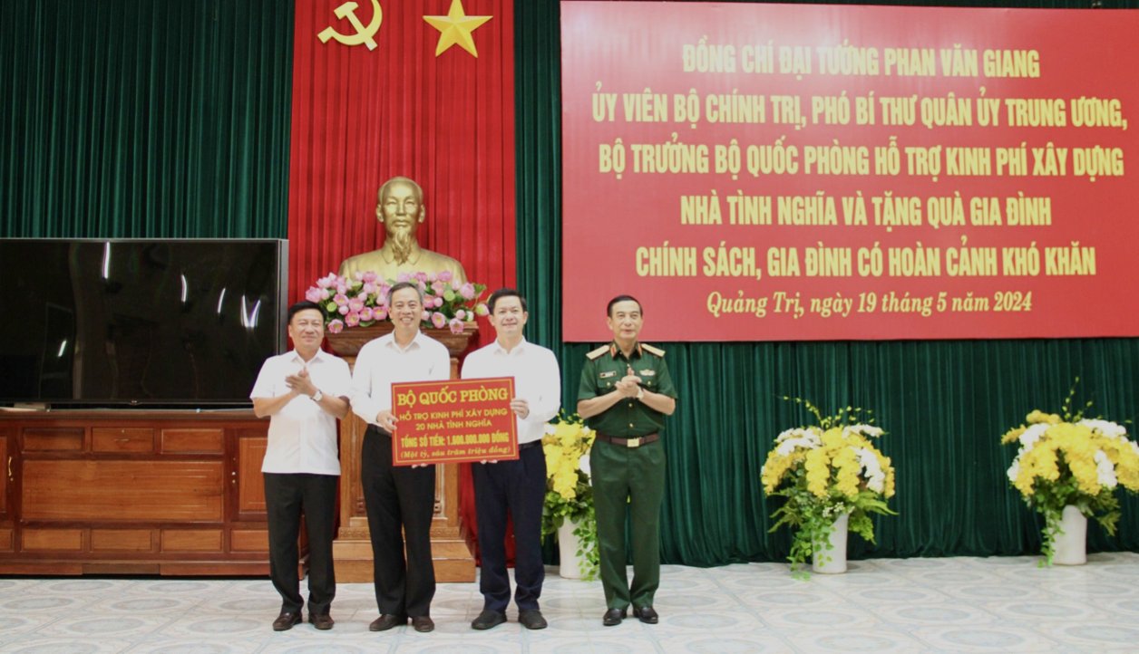 Đại tướng Phan Văn Giang trao biểu tượng tượng trưng hỗ trợ kinh phí xây dựng nhà tình nghĩa cho lãnh đạo tỉnh Quảng Trị. Đại tướng Phan Văn Giang trao biểu tượng tượng trưng hỗ trợ kinh phí xây dựng nhà tình nghĩa cho lãnh đạo tỉnh Quảng Trị.