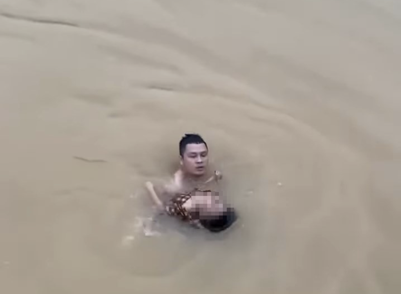 Anh Phạm Văn Phúc đưa cháu N.T.N.Y bị đuối nước lên bờ kịp thời. Ảnh: MXH Anh Phạm Văn Phúc đưa cháu N.T.N.Y bị đuối nước lên bờ kịp thời. Ảnh: MXH