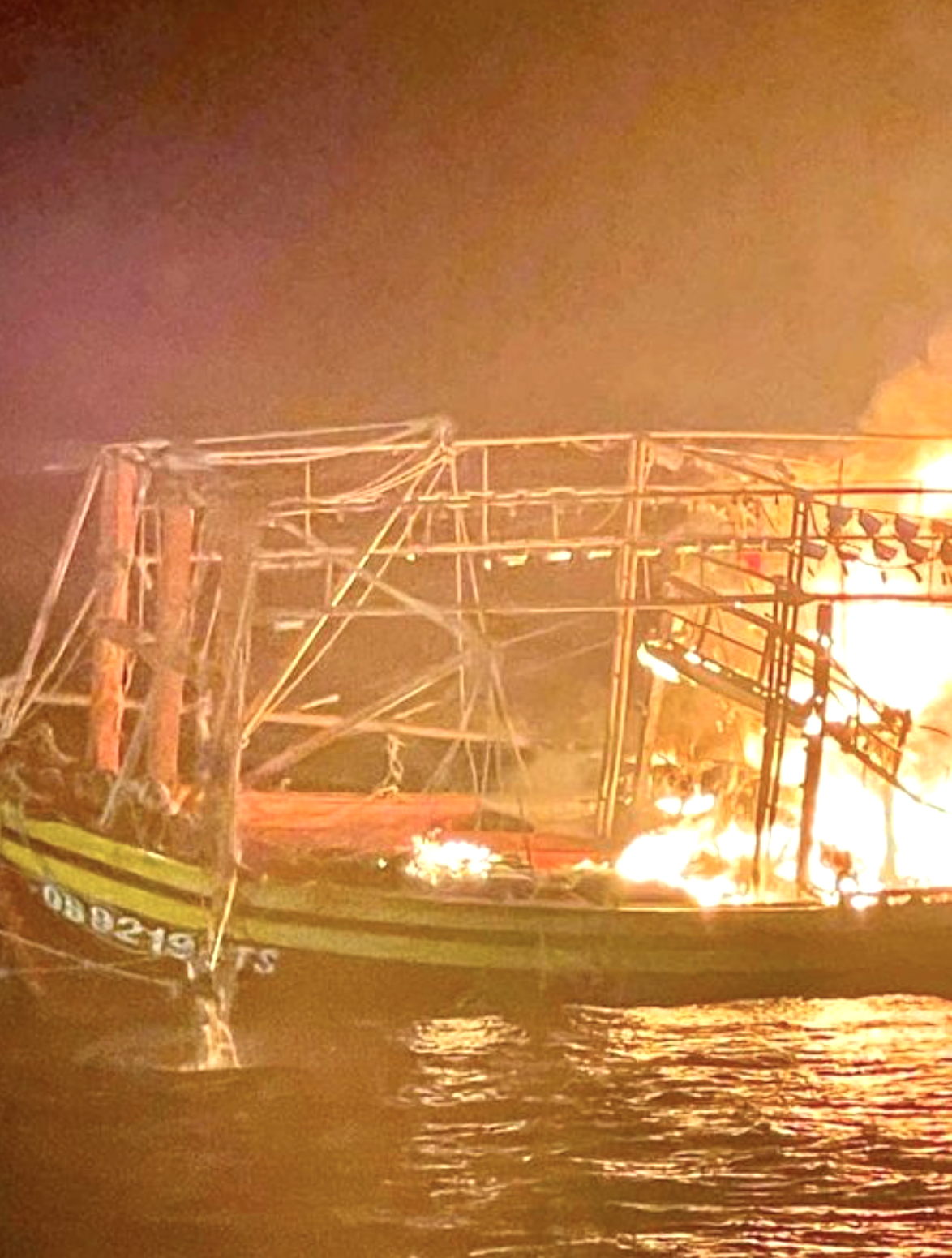 Tàu cá QB 92198TS bốc cháy. Ảnh do ngư dân cung cấp.