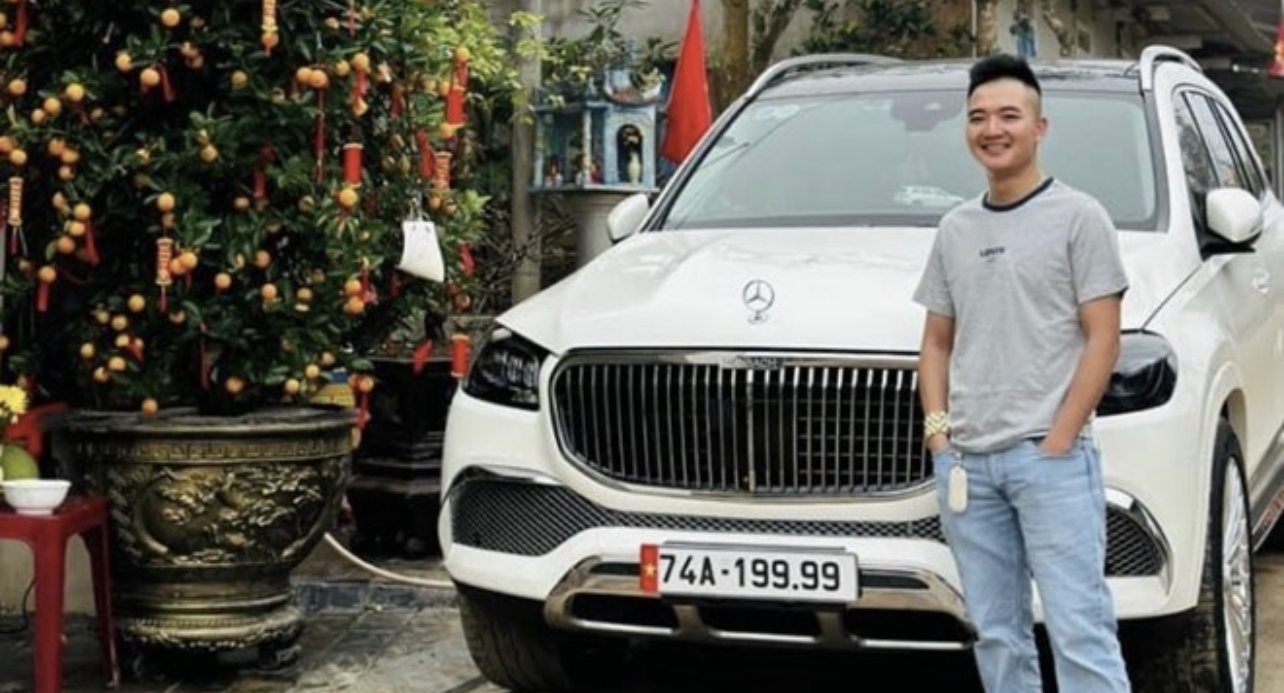 Quân "Idol" bên chiếc xe sang hay dùng, hiện đã bị cơ quan điều tra thu giữ. Ảnh: MXH Quân "Idol" bên chiếc xe sang hay dùng, hiện đã bị cơ quan điều tra thu giữ. Ảnh: MXH
