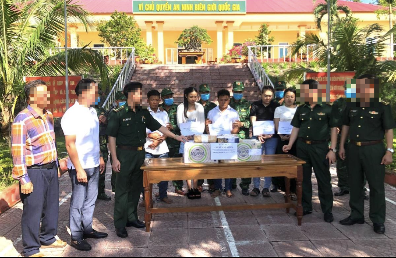 5 đối tượng bị bắt giữ cùng tang vật 100 bánh heroin. Ảnh: Phan Phước Trung