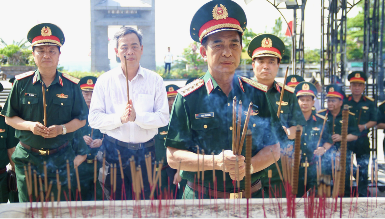 Đại tướng Phan Văn Giang và các đại biểu dâng hương tại Nghĩa trang Liệt sĩ Quốc gia đường 9. Đại tướng Phan Văn Giang và các đại biểu dâng hương tại Nghĩa trang Liệt sĩ Quốc gia đường 9.