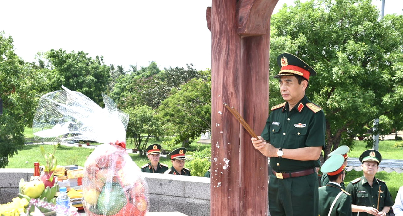 Đại tướng Phan Văn Giang dâng hương tại Đài tưởng niệm Khu di tích lịch sử Quốc gia Thành cổ Quảng Trị. Đại tướng Phan Văn Giang dâng hương tại Đài tưởng niệm Khu di tích lịch sử Quốc gia Thành cổ Quảng Trị.