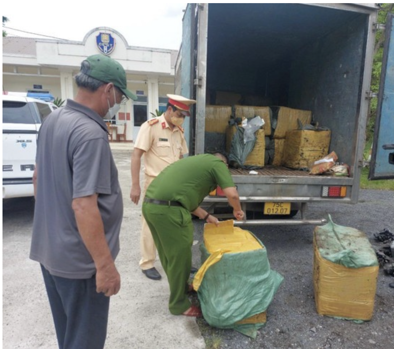 40 thùng xốp chứa nội tạng động vật "bẩn" với tổng trọng lượng khoảng 4.000 kg. 40 thùng xốp chứa nội tạng động vật "bẩn" với tổng trọng lượng khoảng 4.000 kg.