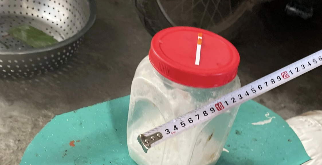 Gần 0,4kg hàn the được bà Huệ đựng trong hộp nhựa.