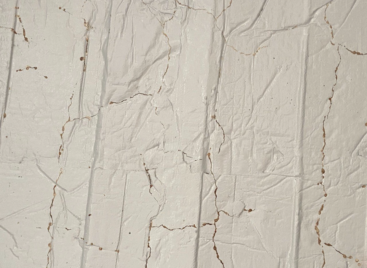 Mặt dưới cầu treo Đakrông xuất hiện các vết nứt. Mặt dưới cầu treo Đakrông xuất hiện các vết nứt.