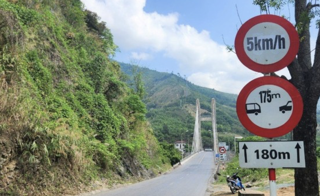 Biển báo hạn chế tốc độ 5km/h được lắp đặt ở 2 đầu cầu treo Đakrông. Biển báo hạn chế tốc độ 5km/h được lắp đặt ở 2 đầu cầu treo Đakrông.