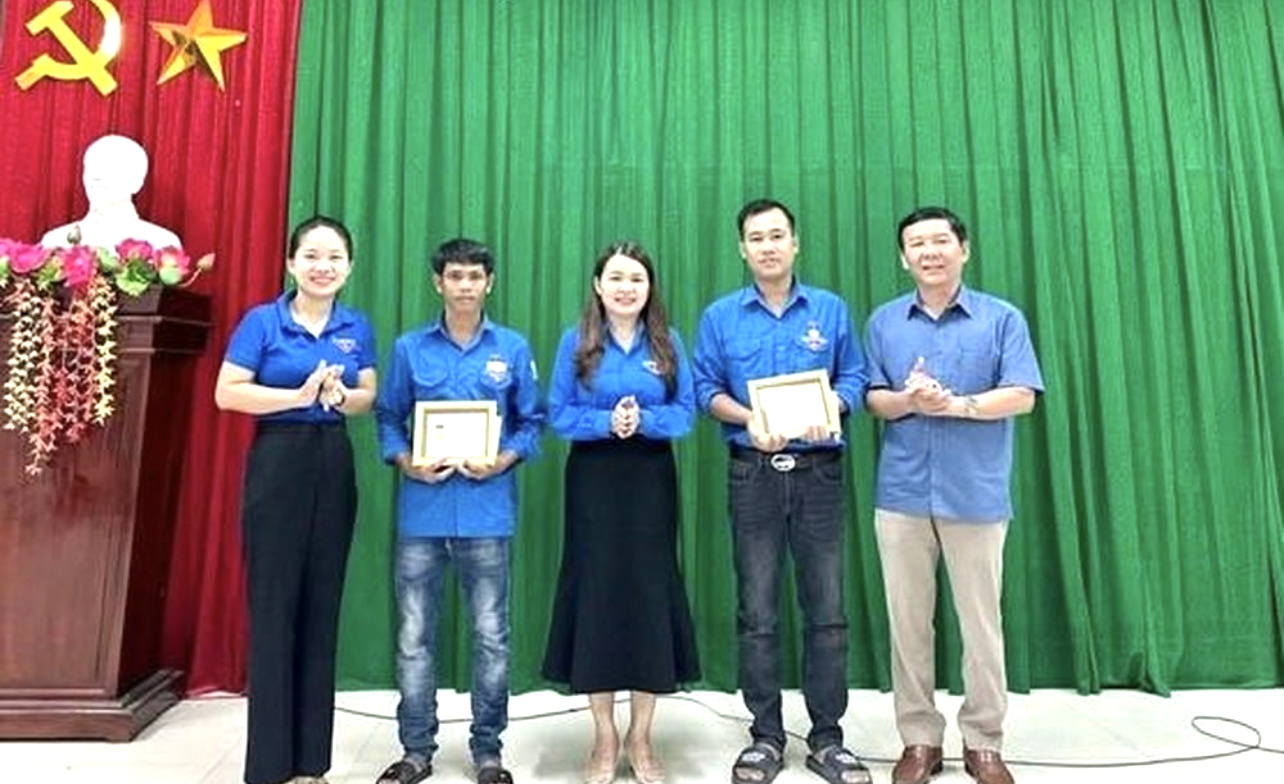 Bí thư Tỉnh Đoàn Quảng Trị Trần Thị Thu (giữa) chúc mừng 2 đoàn viên dũng cảm Nguyễn Quang Đình và Đoàn Linh. Ảnh: TĐQT Bí thư Tỉnh Đoàn Quảng Trị Trần Thị Thu (giữa) chúc mừng 2 đoàn viên dũng cảm Nguyễn Quang Đình và Đoàn Linh. Ảnh: TĐQT