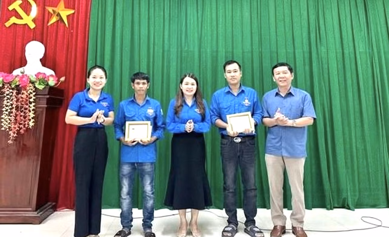 Bí thư Tỉnh Đoàn Quảng Trị Trần Thị Thu (giữa) chúc mừng 2 đoàn viên dũng cảm Nguyễn Quang Đình và Đoàn Linh. Ảnh: TĐQT