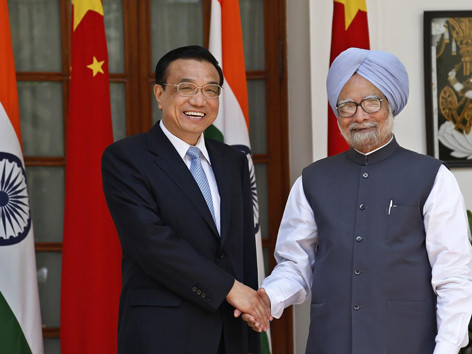 Thủ tướng Ấn Độ Manmohan Singh (phải) và người đồng nhiệm Trung Quốc Lý Khắc Cường tại New Delhi ngày 20/5. Ảnh: AP