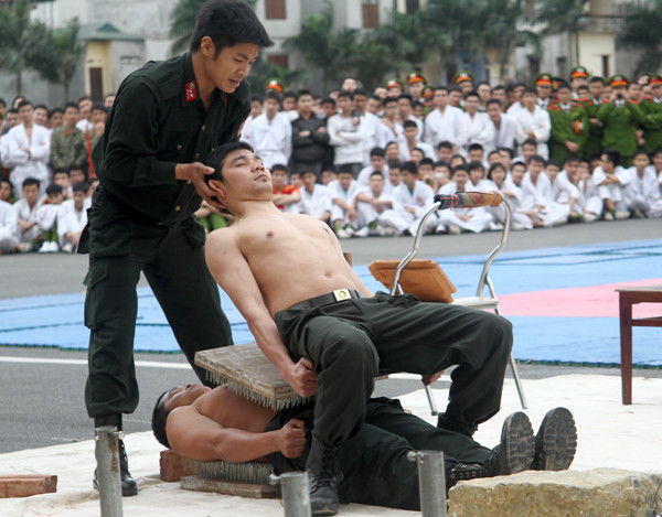 Thực hiện các màn nội công, công phá thể hiện sức mạnh và nội lực