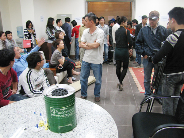 Hàng trăm hộ dân kéo đến chặn kín lối ra vào của Cty Chestnut Vina đồi cho thang máy hoạt động trở lại. Ảnh: Tuấn Nguyễn