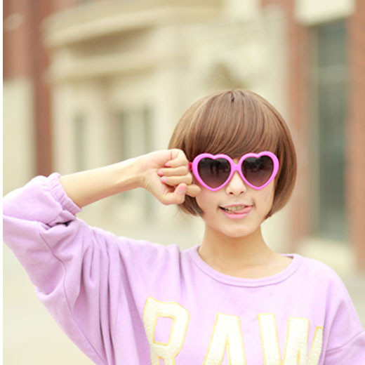 Mái tóc ngang với phần đuôi tóc được uốn xoăn và đánh rối một cách tự nhiên sẽ là phù hợp nhất với những cô nàng công sở. Mái tóc được ép thẳng và ốp vào mặt sẽ phù hợp với những cô gái có gương mặt tròn. Kiểu tóc đơn giản với đuôi tóc ở mang tai dược làm cụp vào trong, ôm lấy gương mặt. Với kiểu tóc này trông bạn thật dễ thương, trẻ trung.