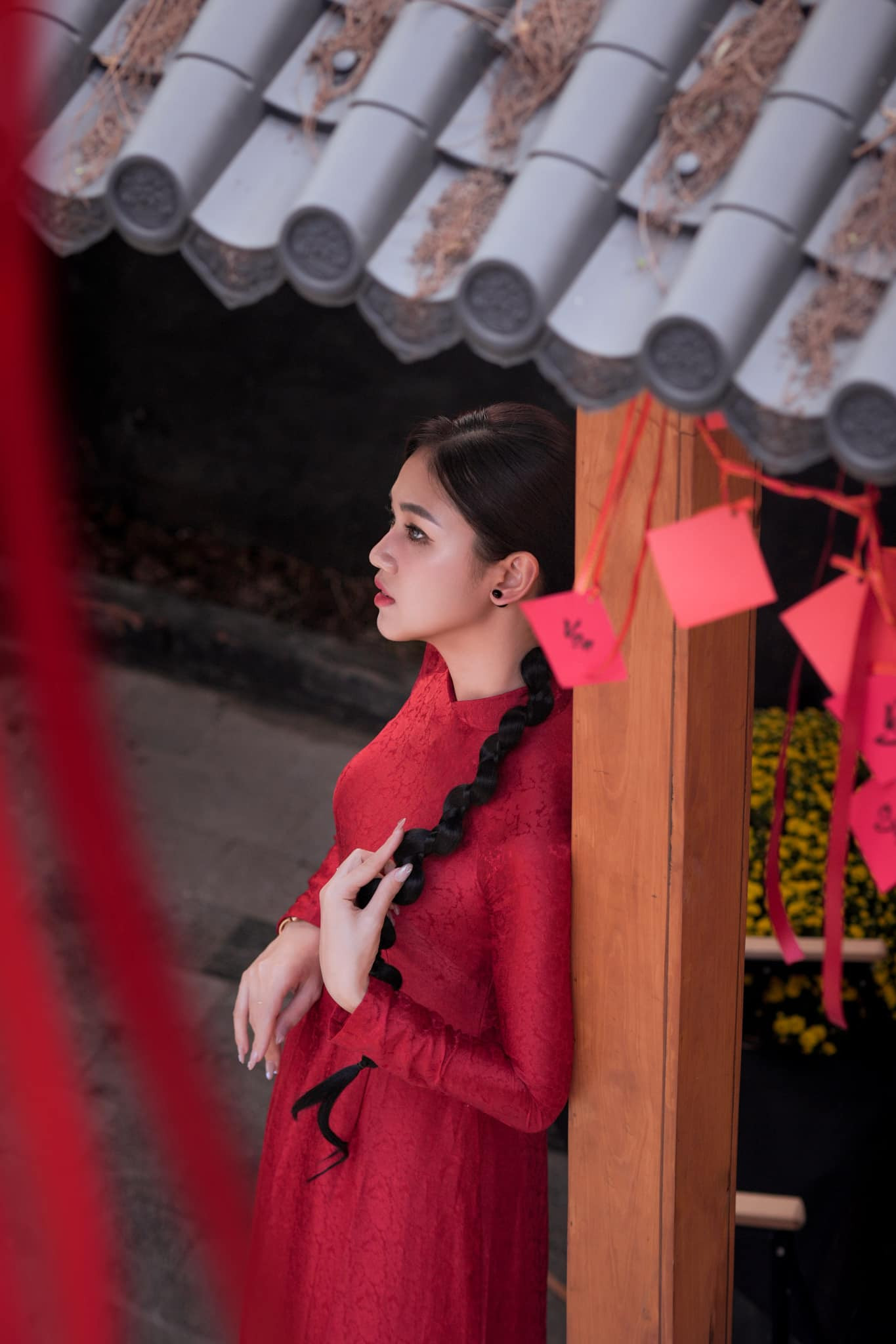 Á hậu Thanh Tú diện áo dài đỏ truyền thống trong ngày cuối năm. Sau khi kết hôn, cô ít hoạt động showbiz mà lui về chăm sóc tổ ấm và phát triển kinh doanh riêng. Á hậu Thanh Tú diện áo dài đỏ truyền thống trong ngày cuối năm. Sau khi kết hôn, cô ít hoạt động showbiz mà lui về chăm sóc tổ ấm và phát triển kinh doanh riêng.