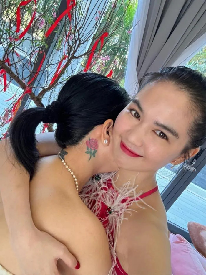 Khoảnh khắc Ngọc Trinh bên người thân ngày Mùng 1 Tết. Khoảnh khắc Ngọc Trinh bên người thân ngày Mùng 1 Tết.