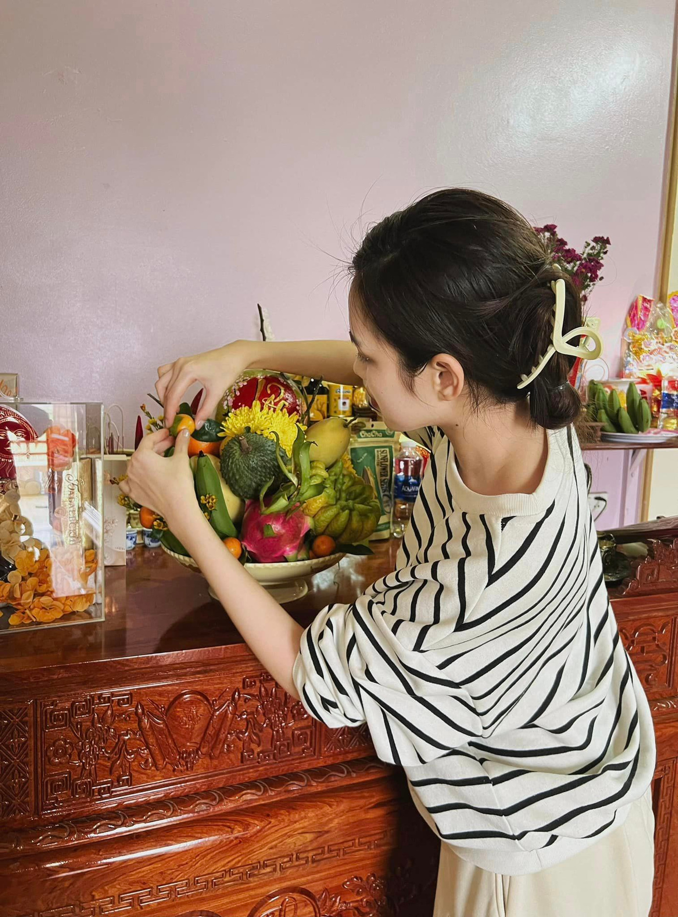 Hoa hậu Đỗ Thị Hà về quê đón Tết và tự tay cắm hoa, trang trí không gian ở nhà. Đỗ Thị Hà cho biết cô thích sự bận rộn, tất bật những ngày trước Tết và luôn dành thời gian cho người thân trong dịp này. Hoa hậu Đỗ Thị Hà về quê đón Tết và tự tay cắm hoa, trang trí không gian ở nhà. Đỗ Thị Hà cho biết cô thích sự bận rộn, tất bật những ngày trước Tết và luôn dành thời gian cho người thân trong dịp này.