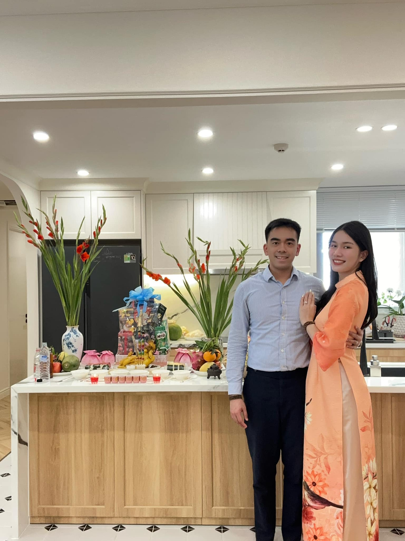 Năm đầu tiên về nhà chồng, Á hậu Phương Anh chuẩn bị mâm cơm ngày tất niên. Năm đầu tiên về nhà chồng, Á hậu Phương Anh chuẩn bị mâm cơm ngày tất niên.