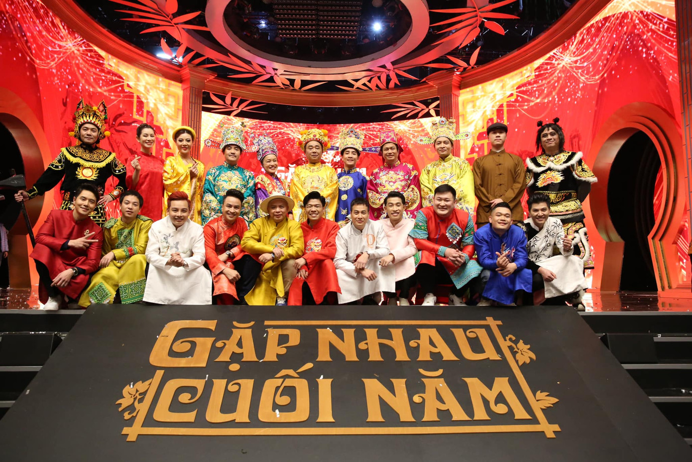 Anh Đức cùng dàn diễn viên Táo Quân 2024. Anh Đức cùng dàn diễn viên Táo Quân 2024.