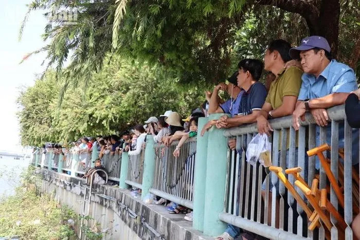 Người dân đứng kín hai bên bờ kè công viên Nguyễn Văn Trị xem các tiết mục nhào lộn Fly Board trên mặt nước sông Đồng Nai.