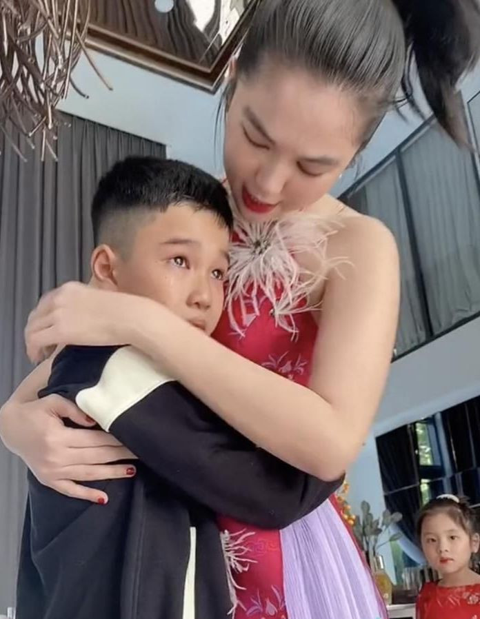 Khoảnh khắc Ngọc Trinh bên người thân ngày Mùng 1 Tết. Khoảnh khắc Ngọc Trinh bên người thân ngày Mùng 1 Tết.