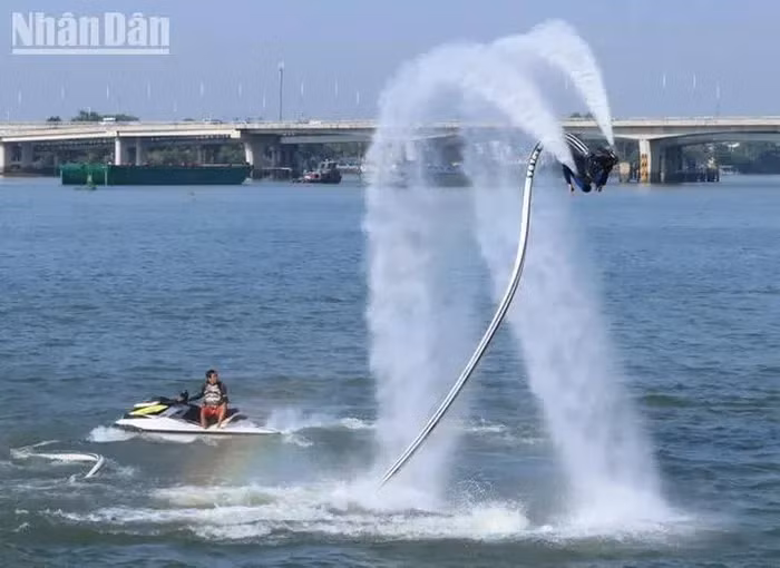 Màn biểu diễn nhào lộn Fly Board trên mặt nước sông Đồng Nai rất điêu luyện của vận động viên chuyên nghiệp.