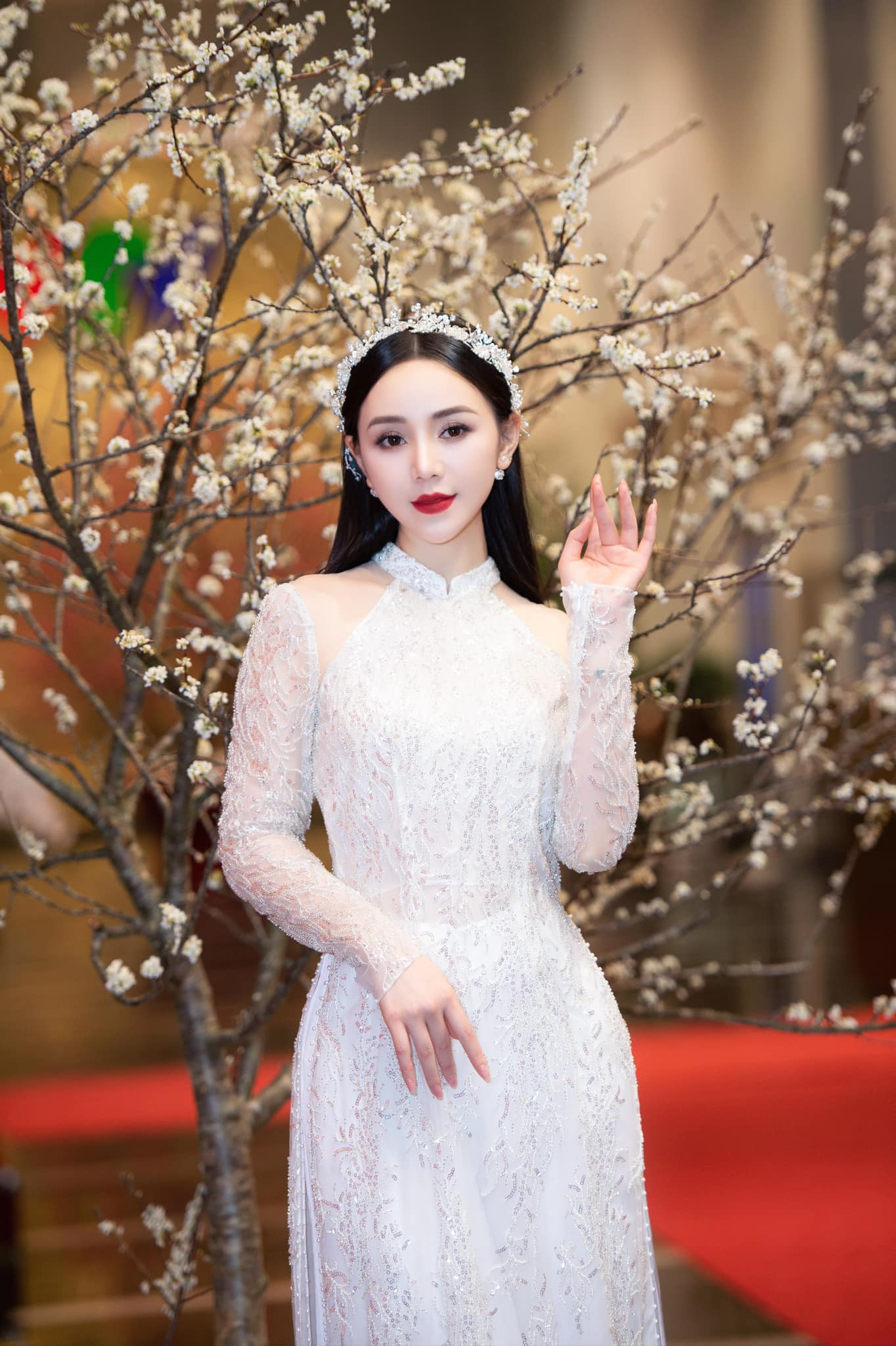 Quỳnh Kool trong thiết kế áo dài cách tân với phần cổ khoét giả yếm. Nữ diễn viên ngày càng có sự tiến bộ trong diễn xuất. Những vai diễn gần đây của Quỳnh Kool liên tục nhận lời khen. Quỳnh Kool trong thiết kế áo dài cách tân với phần cổ khoét giả yếm. Nữ diễn viên ngày càng có sự tiến bộ trong diễn xuất. Những vai diễn gần đây của Quỳnh Kool liên tục nhận lời khen.