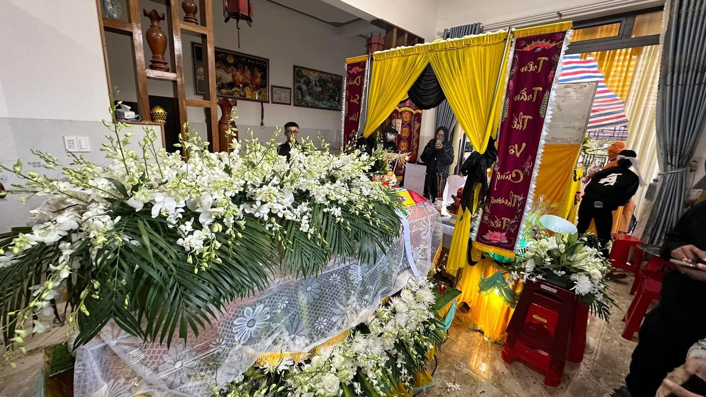 Một số hình ảnh trong lễ tang diễn viên Thủy Phạm sáng 3/2. Sau lễ di quan, linh cữu của cô được an táng tại nghĩa trang quê nhà.