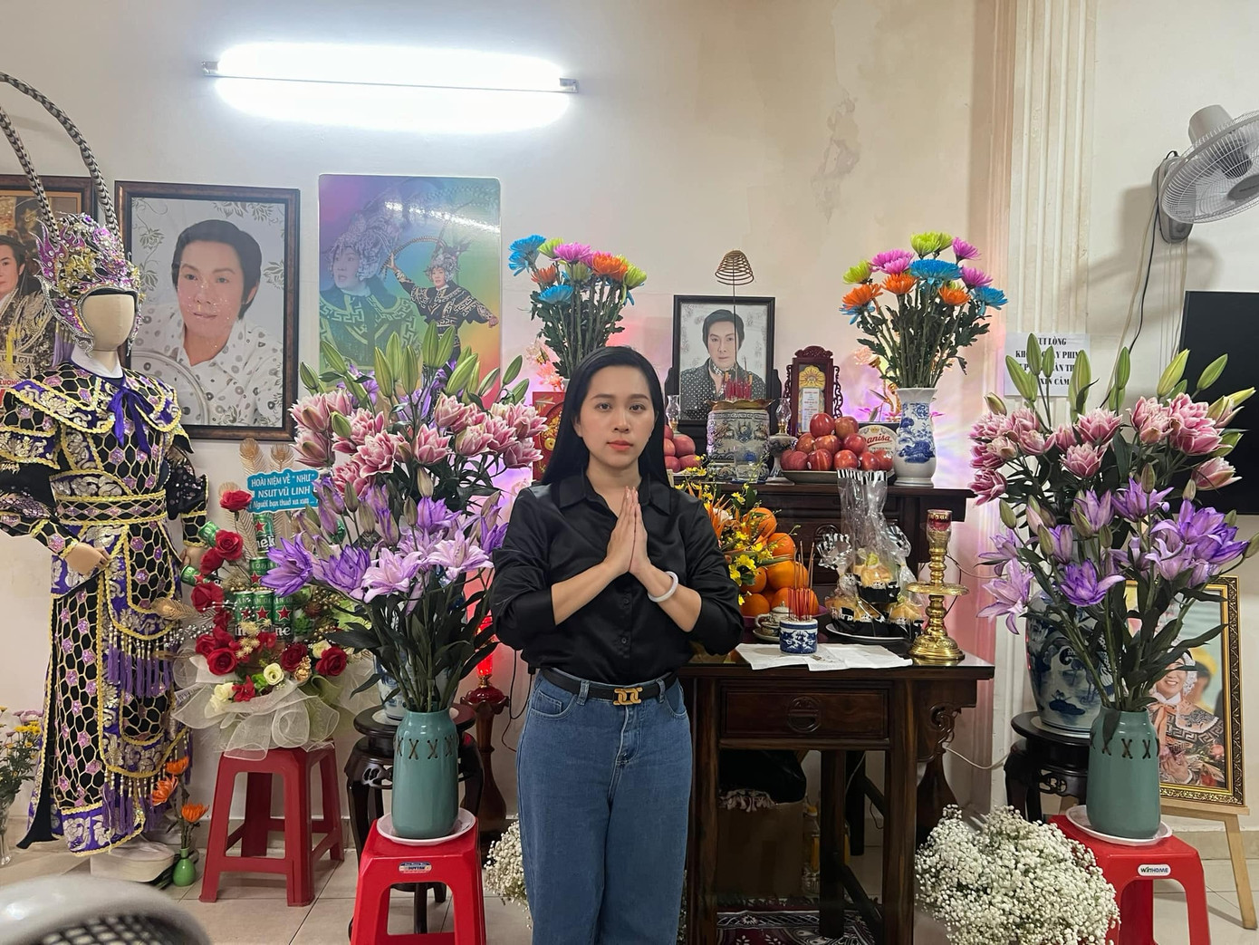 Hồng Phượng trong ngày giỗ NSƯT Vũ Linh. Hồng Phượng trong ngày giỗ NSƯT Vũ Linh.