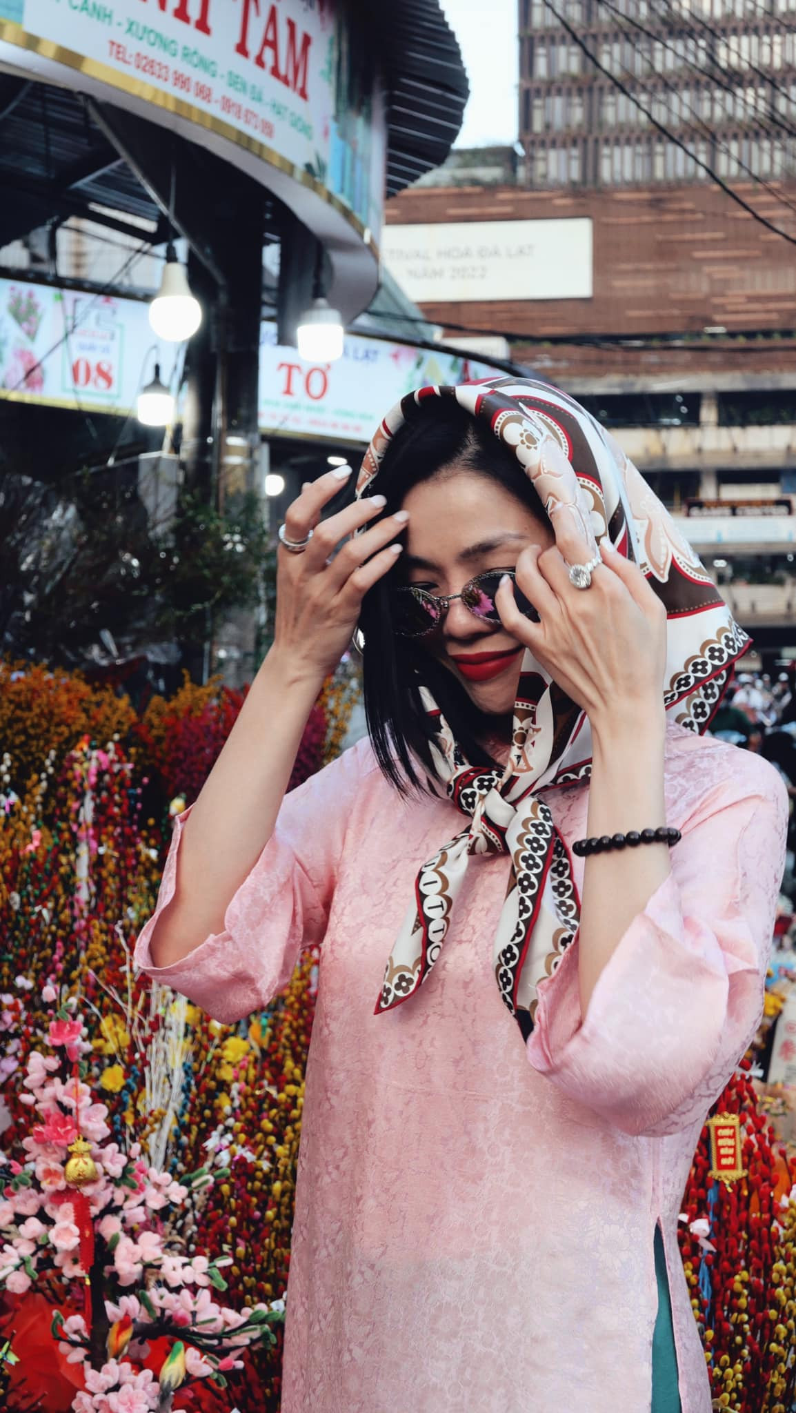 Lệ Quyên có những giây phút thảnh thơi dạo chợ hoa những ngày cận Tết. Năm vừa qua, cô gây chú ý khi tham gia chương trình Chị đẹp đạp gió rẽ sóng và loạt ồn ào không đáng có. Lệ Quyên có những giây phút thảnh thơi dạo chợ hoa những ngày cận Tết. Năm vừa qua, cô gây chú ý khi tham gia chương trình Chị đẹp đạp gió rẽ sóng và loạt ồn ào không đáng có.