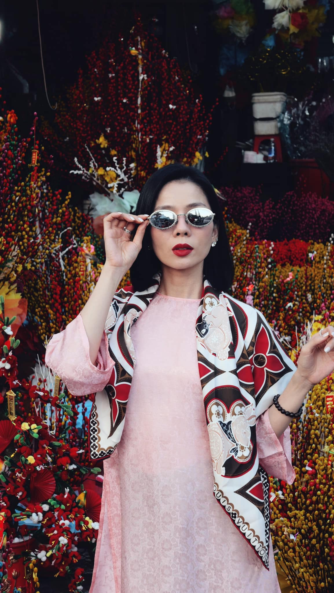 Lệ Quyên có những giây phút thảnh thơi dạo chợ hoa những ngày cận Tết. Năm vừa qua, cô gây chú ý khi tham gia chương trình Chị đẹp đạp gió rẽ sóng và loạt ồn ào không đáng có. Lệ Quyên có những giây phút thảnh thơi dạo chợ hoa những ngày cận Tết. Năm vừa qua, cô gây chú ý khi tham gia chương trình Chị đẹp đạp gió rẽ sóng và loạt ồn ào không đáng có.