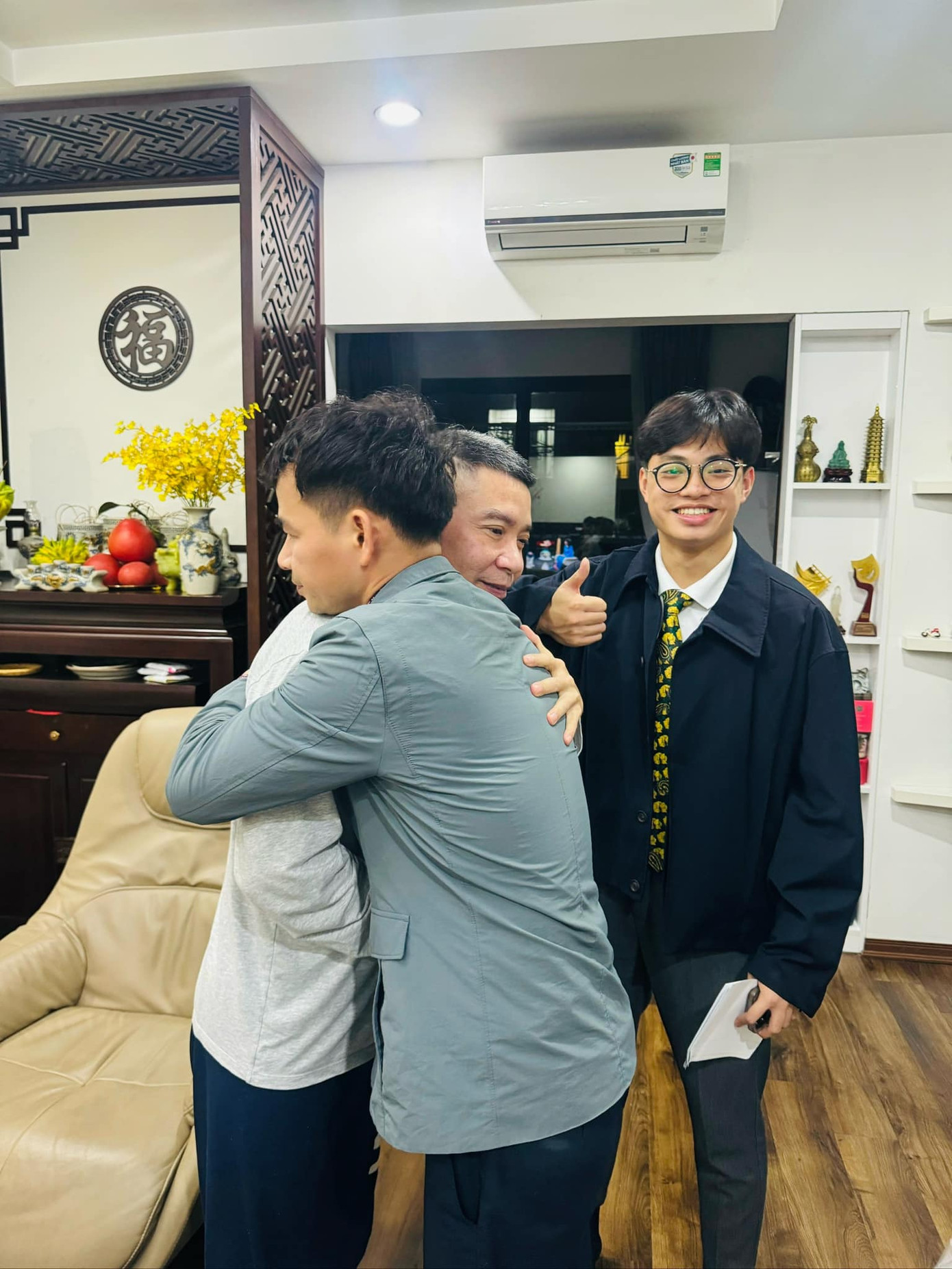 NSƯT Xuân Bắc đến thăm NSND Công Lý đêm 27 Tết. NSƯT Xuân Bắc đến thăm NSND Công Lý đêm 27 Tết.