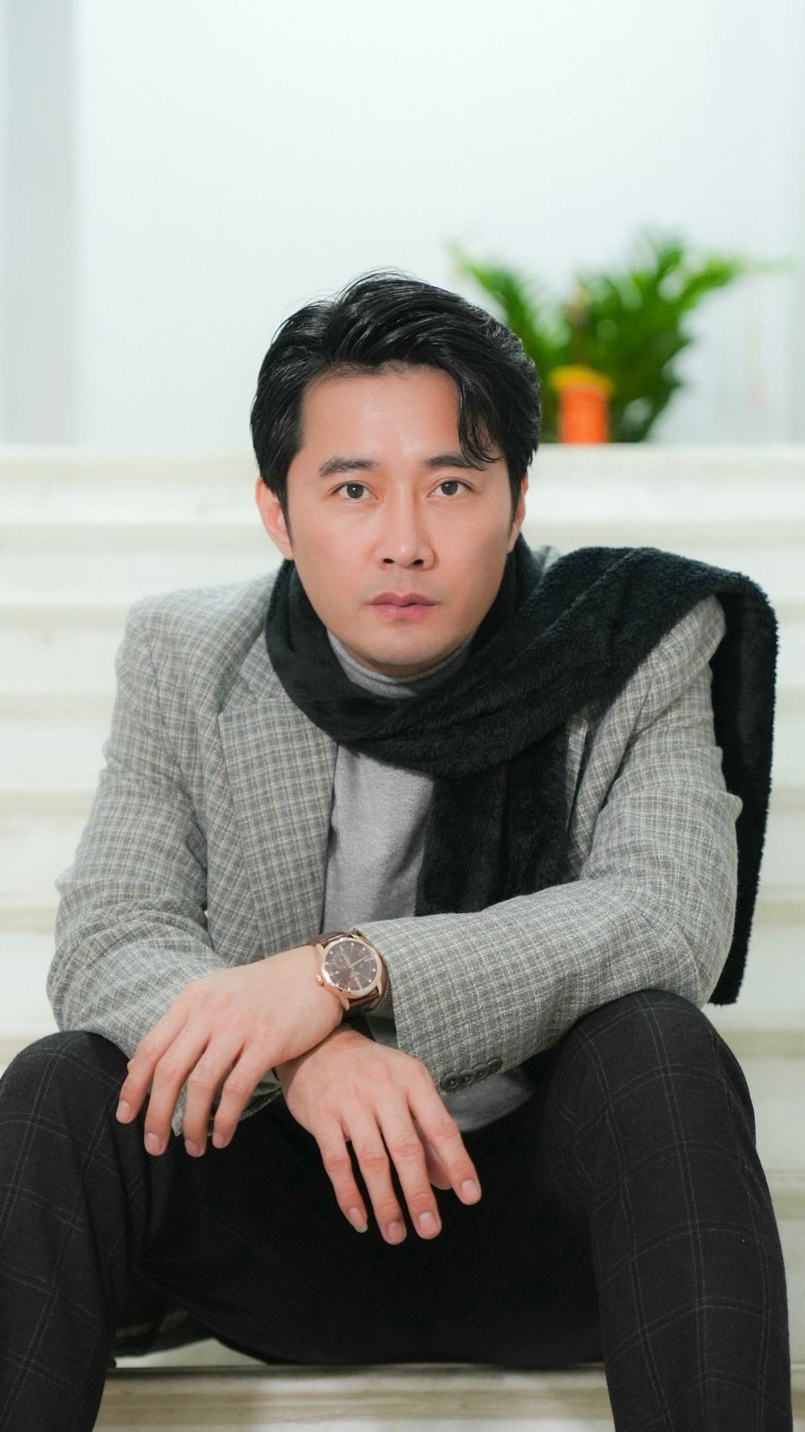 Khôi Trần cho biết anh thích và ấn tượng với Quỳnh Kool ngay từ cảnh quay đầu tiên. "Hình tượng cô giáo Nguyệt của Quỳnh Kool không chỉ phù hợp với sếp Giang trong phim, đó cũng chính là mẫu bạn gái mà tôi rất thích. Tôi thích những người phụ nữ yếu đuối, có cảm giác muốn được che chở'', nam diễn viên chia sẻ.