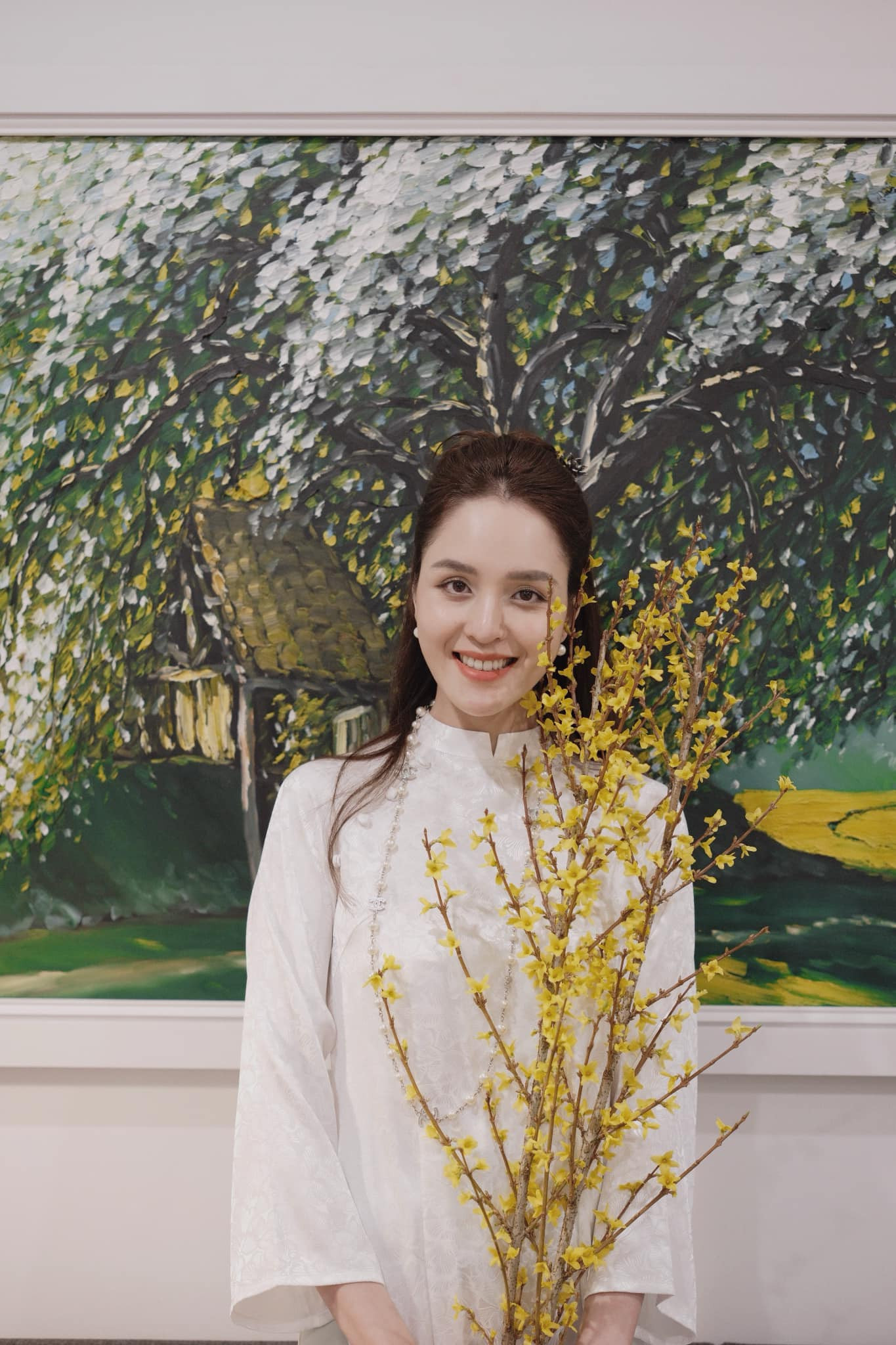 Á hậu Hoàng Anh diện áo dài suông nền nã. Á hậu Hoàng Anh diện áo dài suông nền nã.