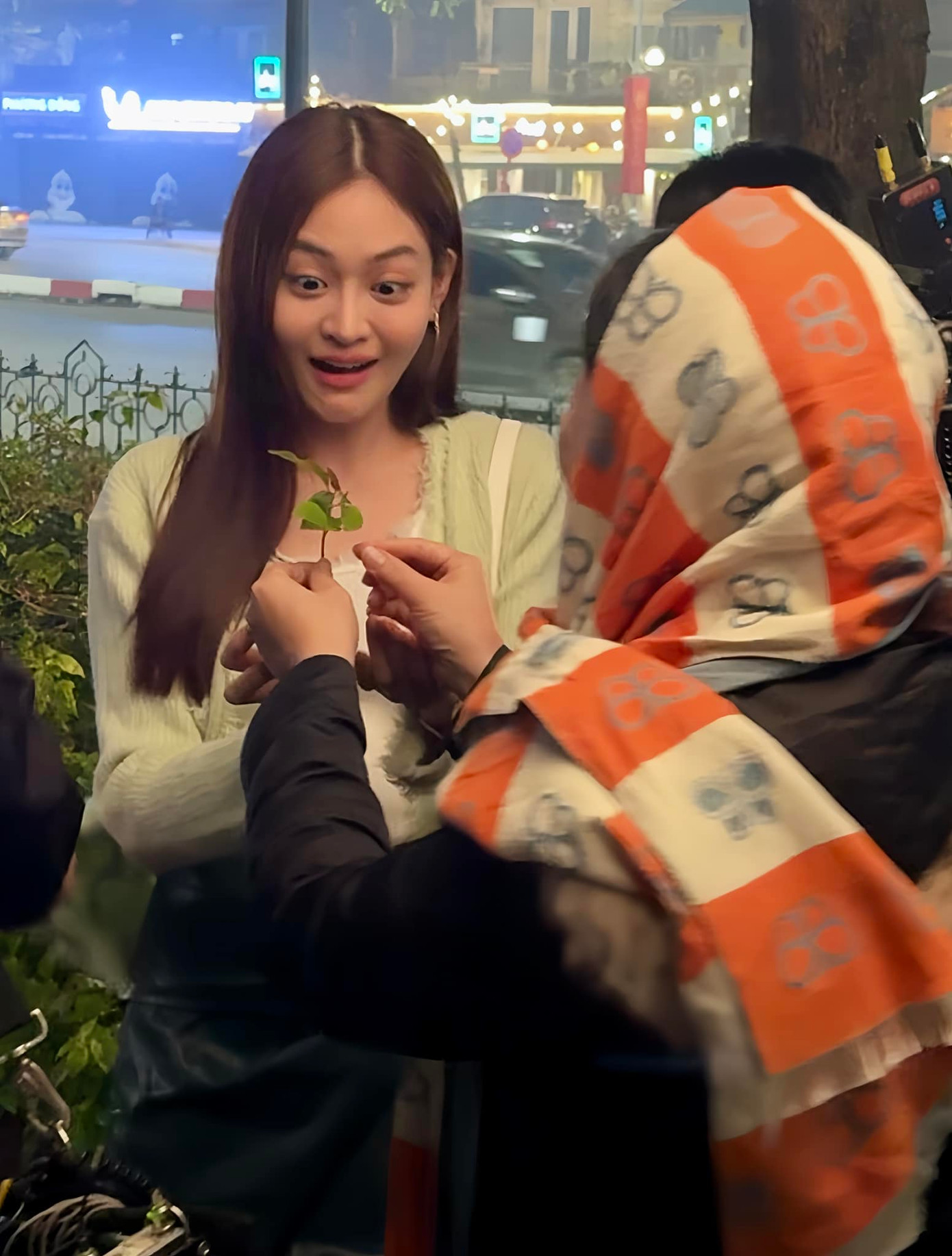 Ê-kíp dành sự bất ngờ cho Thùy Anh khi cô nhận được nhánh lá thay vì bó hoa lúc chia tay đoàn phim.