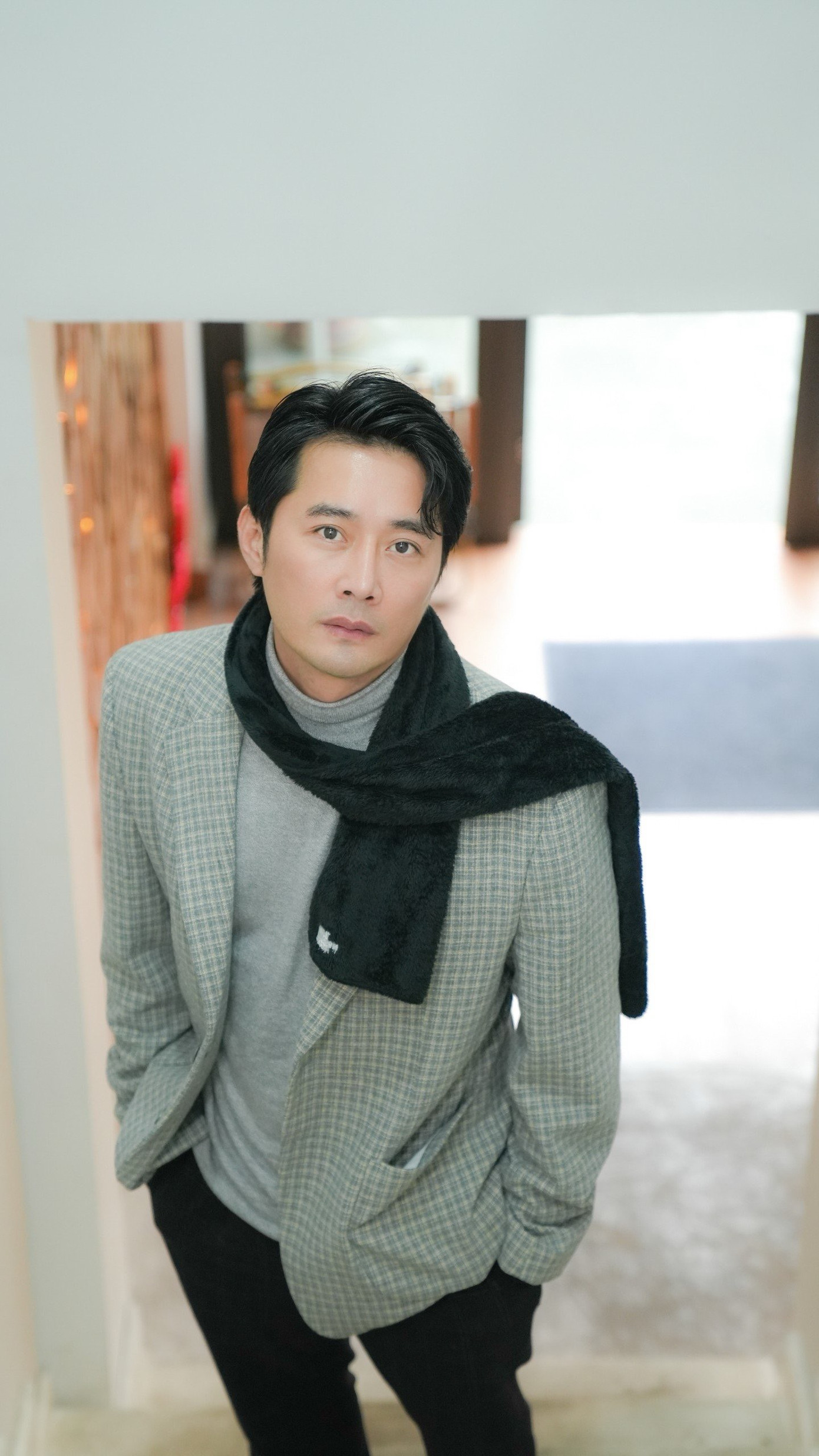 Cá nhân Khôi Trần cho rằng việc nhân vật Tùng phải nhận cái kết buồn là thích đáng và hợp lý. “Hôn nhân tan vỡ là kết quả thích đáng với kẻ ngoại tình. Tôi cho rằng Tùng và Nguyệt chia tay là hợp lý bởi Nguyệt là cô giáo tốt, người mẹ tốt, người vợ tốt. Nguyệt hoàn hảo như vậy thì tại sao phải chấp nhận sự phản bội. Nói Nguyệt kinh tởm Tùng cũng đúng vì anh ta đã ngoại tình ngay trong chính căn nhà của mình. Bản thân tôi cũng không bao giờ tha thứ cho người ngoại tình”, nam diễn viên nói.