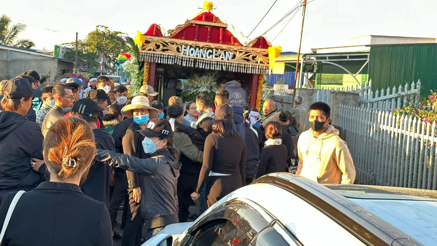 Một số hình ảnh trong lễ tang diễn viên Thủy Phạm sáng 3/2. Sau lễ di quan, linh cữu của cô được an táng tại nghĩa trang quê nhà.