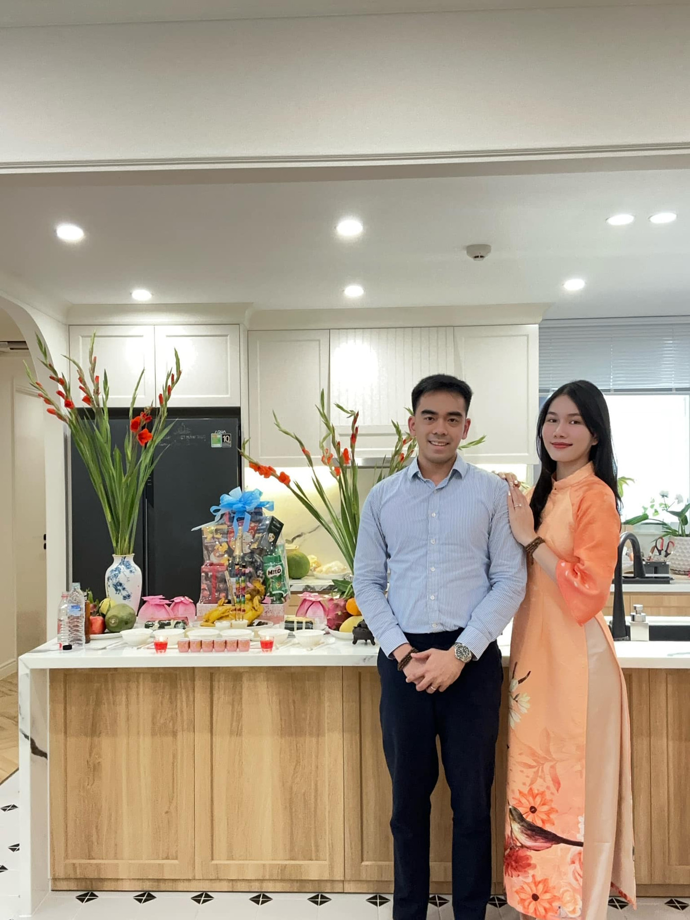 Năm đầu tiên về nhà chồng, Á hậu Phương Anh chuẩn bị mâm cơm ngày tất niên. Năm đầu tiên về nhà chồng, Á hậu Phương Anh chuẩn bị mâm cơm ngày tất niên.