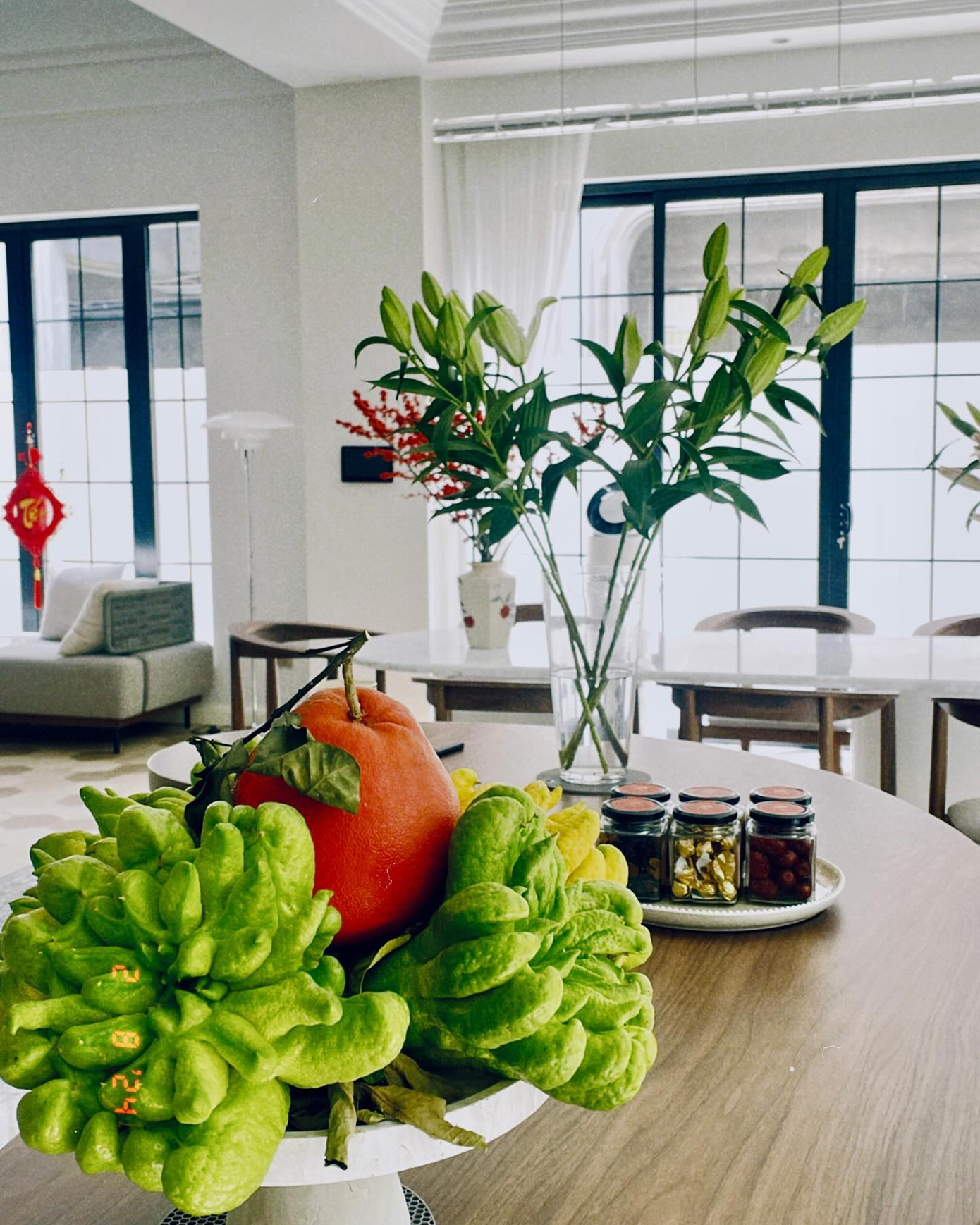 Diễm My 9X trang hoàng nhà cửa đón Tết. Diễm My 9X trang hoàng nhà cửa đón Tết.