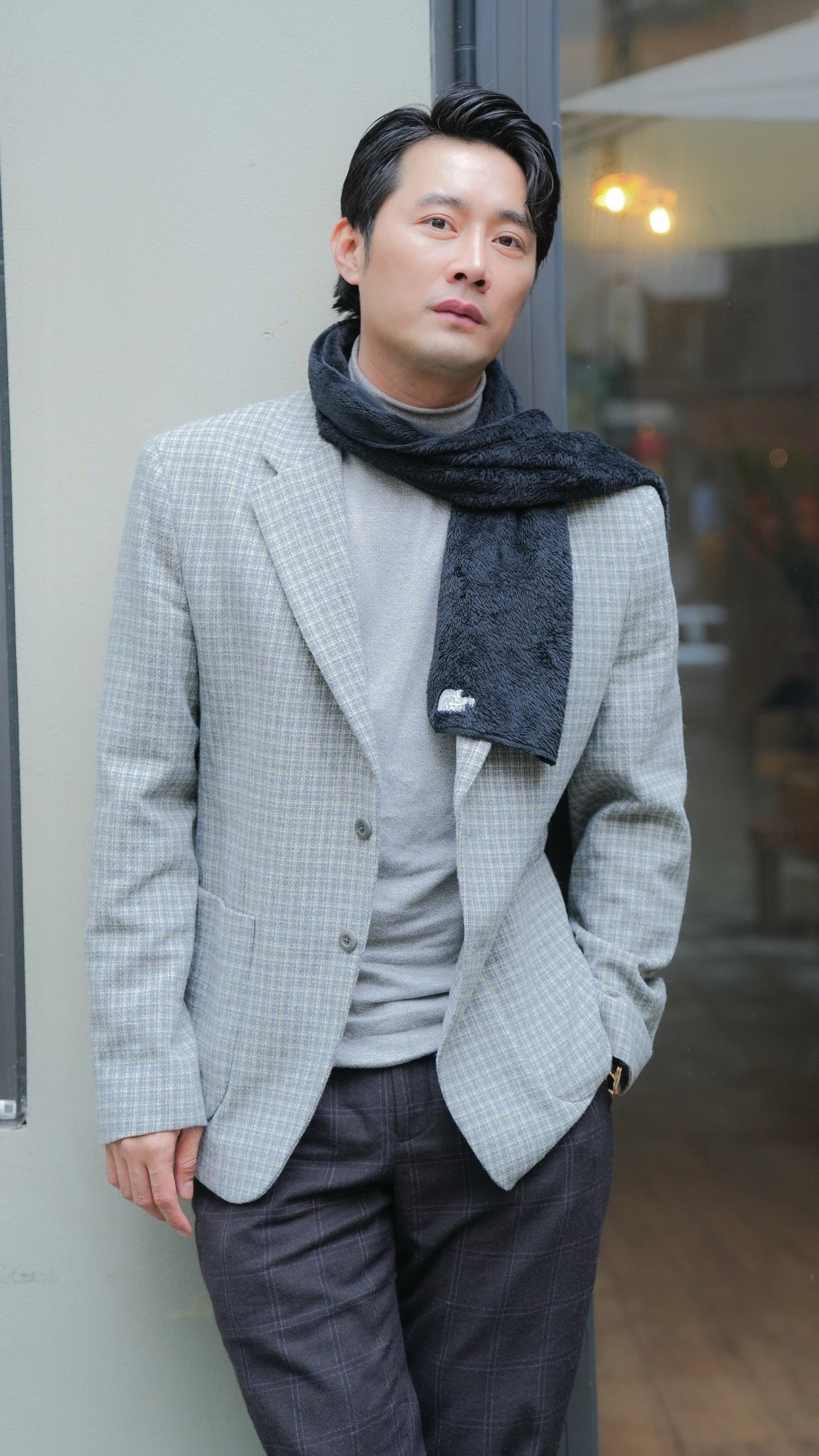 “Tôi từng chia sẻ gu bạn gái của mình là Hoa hậu Đặng Thu Thảo. Đó là những phụ nữ nhẹ nhàng, mềm mại và có thể bao bọc, che chở cho họ. Cô giáo Nguyệt trong phim cũng vậy. Tuy nhiên, Quỳnh Kool ở ngoài đời không hoàn toàn là cô giáo Nguyệt. Giống tôi và sếp Giang cũng không có điểm chung”, Khôi Trần cho hay.