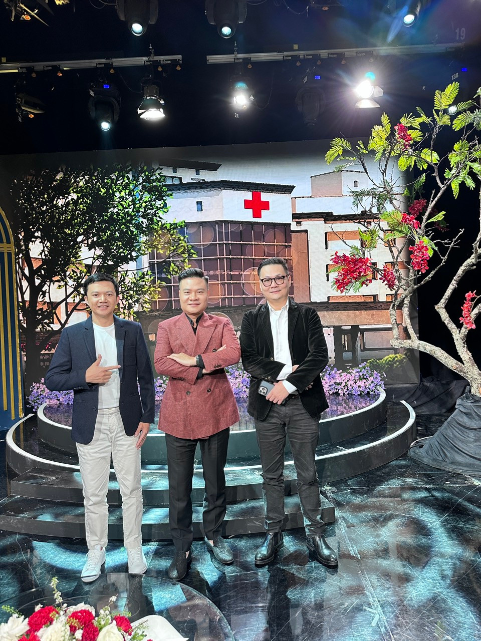 Từ trái qua: Nhạc sĩ Nguyễn Bá Hùng, nhạc sĩ phối khí Dương Đức Thuỵ và NSƯT Hoàng Tùng.