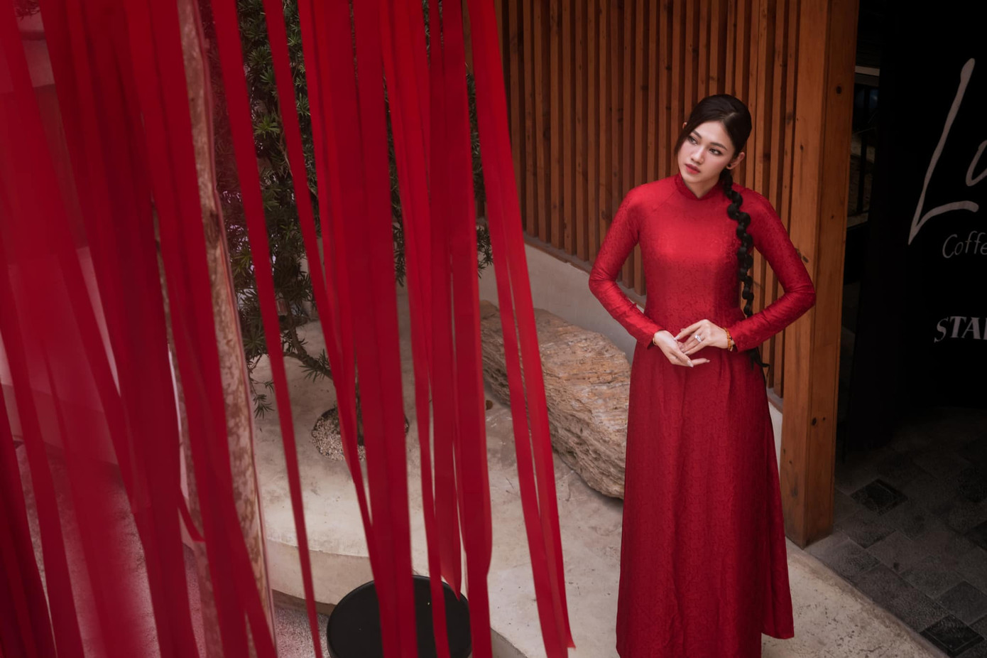Á hậu Thanh Tú diện áo dài đỏ truyền thống trong ngày cuối năm. Sau khi kết hôn, cô ít hoạt động showbiz mà lui về chăm sóc tổ ấm và phát triển kinh doanh riêng. Á hậu Thanh Tú diện áo dài đỏ truyền thống trong ngày cuối năm. Sau khi kết hôn, cô ít hoạt động showbiz mà lui về chăm sóc tổ ấm và phát triển kinh doanh riêng.