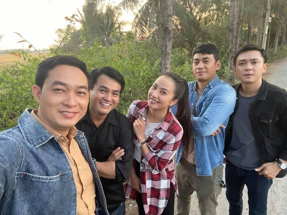 Thủy Phạm trên phim trường Trong vòng xoay tội ác.